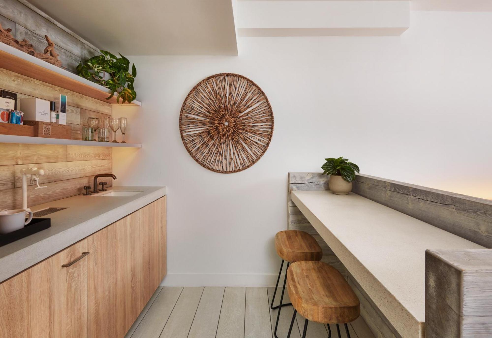 Suite de 1 dormitorio con cama extrangrande, balcón y vistas al mar