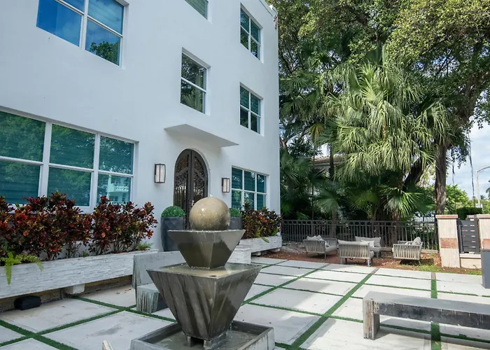 Resort: Renzzi On The Beach